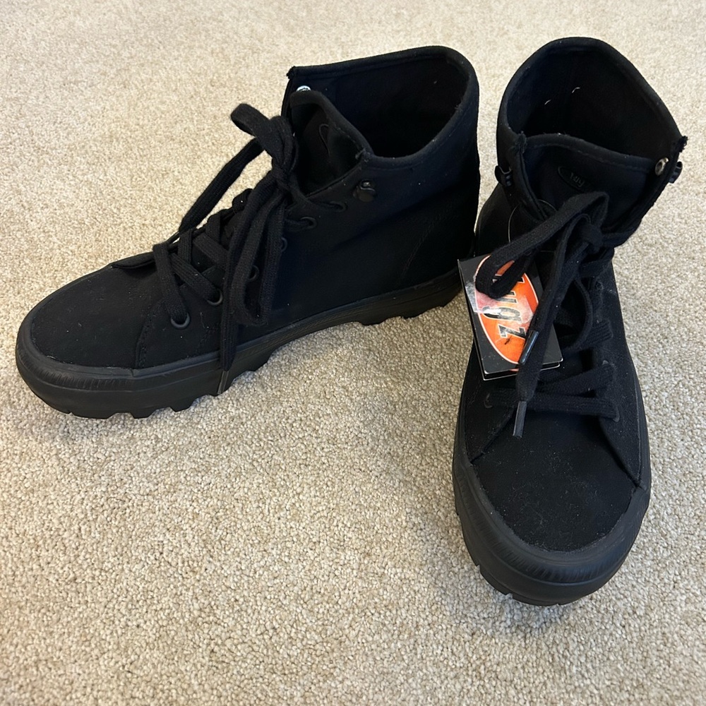 Lugz NWT high top black canvas sneakers. Size 9 women’s